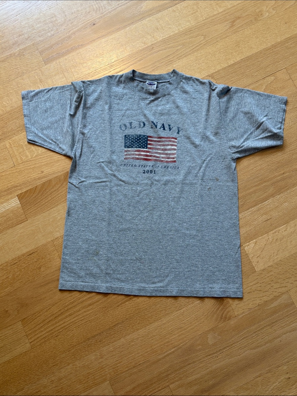 OLD NAVY 2001 VTG small flag tee